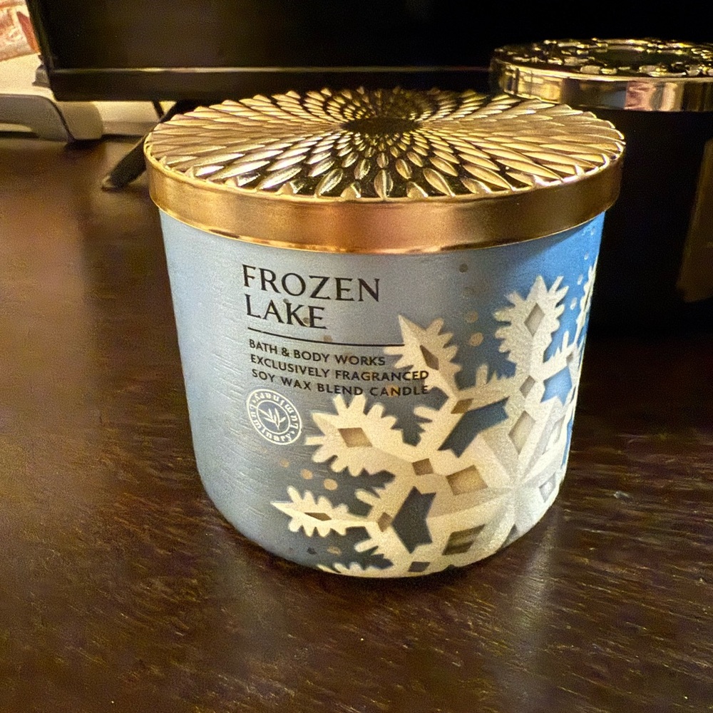 Bath & Body Works Frozen Lake Candle - Blue with Gold Lid